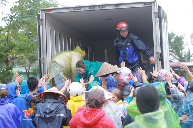 Đắk Lắk: X&oacute;t xa cảnh người d&acirc;n rốn lũ H&ograve;a Thịnh với tay nhận h&agrave;ng cứu trợ- Ảnh 9.
