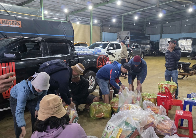 Người d&acirc;n x&atilde; Kr&ocirc;ng Pắc, Đắk Lắk g&oacute;p nhu yếu phẩm, hướng về t&acirc;m lũ- Ảnh 3.