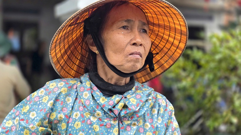 Đắk Lắk: X&oacute;t xa cảnh người d&acirc;n rốn lũ H&ograve;a Thịnh với tay nhận h&agrave;ng cứu trợ- Ảnh 7.