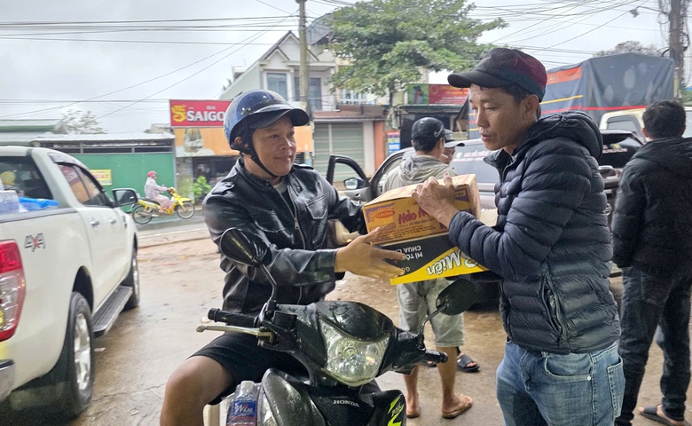 Người d&acirc;n x&atilde; Kr&ocirc;ng Pắc, Đắk Lắk g&oacute;p nhu yếu phẩm, hướng về t&acirc;m lũ- Ảnh 2.
