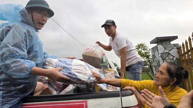 Đắk Lắk: X&oacute;t xa cảnh người d&acirc;n rốn lũ H&ograve;a Thịnh với tay nhận h&agrave;ng cứu trợ- Ảnh 15.