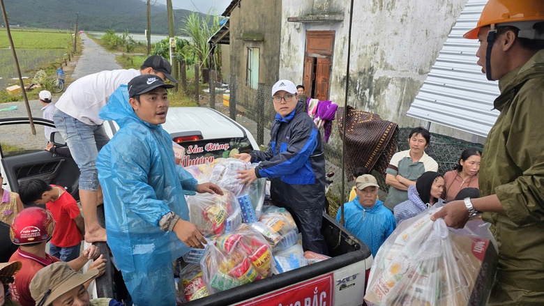 Đắk Lắk: X&oacute;t xa cảnh người d&acirc;n rốn lũ H&ograve;a Thịnh với tay nhận h&agrave;ng cứu trợ- Ảnh 11.
