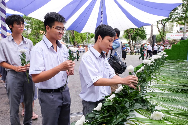 TP.HCM tưởng niệm nạn nh&acirc;n TNGT: H&atilde;y h&agrave;nh động v&igrave; m&ocirc;i trường giao th&ocirc;ng an to&agrave;n, văn minh- Ảnh 4.
