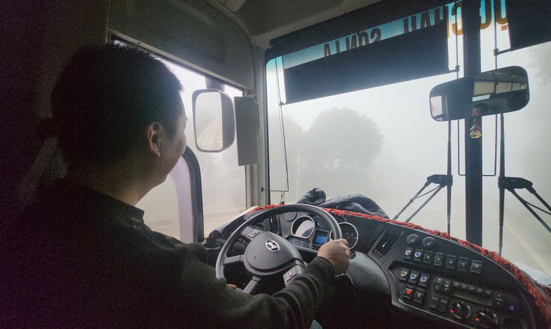 Mưa nhiều, sương m&ugrave; d&agrave;y, CSGT Sơn La tăng cường tuần tra, xử nghi&ecirc;m vi phạm tr&ecirc;n quốc lộ 6- Ảnh 11.