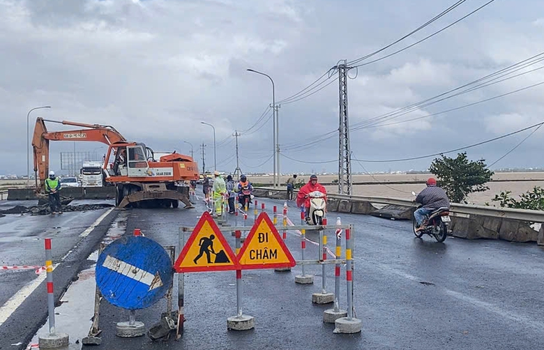 C&ograve;n 17 vị tr&iacute; tắc đường do mưa lũ, phương tiện lưu th&ocirc;ng hướng n&agrave;o?- Ảnh 1.