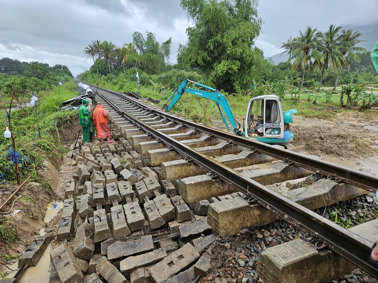 Đường sắt Trung Bộ hư hại nặng: Nhiều đoạn mất nền, ray bị treo sau mưa lũ- Ảnh 1.
