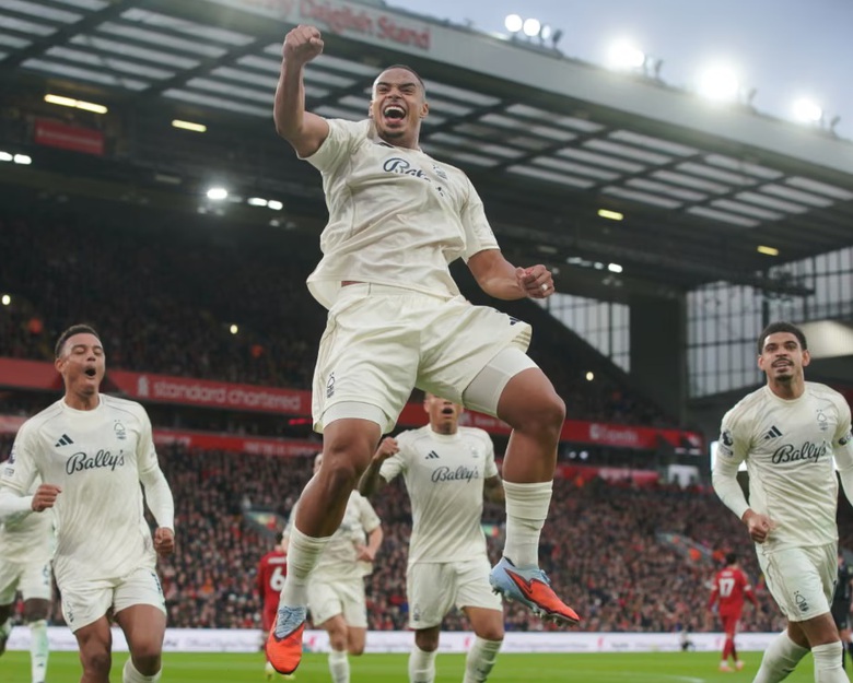 Thua cay đắng trước Nottingham, Liverpool ch&igrave;m s&acirc;u trong khủng hoảng- Ảnh 1.