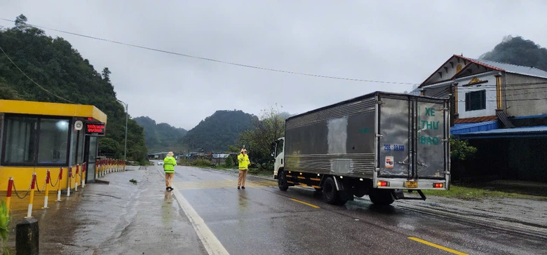 Mưa nhiều, sương m&ugrave; d&agrave;y, CSGT Sơn La tăng cường tuần tra, xử nghi&ecirc;m vi phạm tr&ecirc;n quốc lộ 6- Ảnh 5.