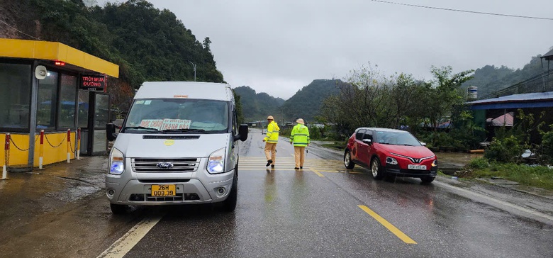 Mưa nhiều, sương m&ugrave; d&agrave;y, CSGT Sơn La tăng cường tuần tra, xử nghi&ecirc;m vi phạm tr&ecirc;n quốc lộ 6- Ảnh 6.