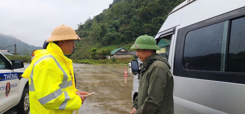 Mưa nhiều, sương m&ugrave; d&agrave;y, CSGT Sơn La tăng cường tuần tra, xử nghi&ecirc;m vi phạm tr&ecirc;n quốc lộ 6- Ảnh 9.
