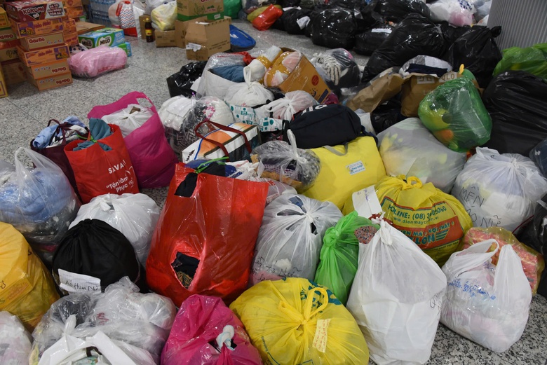 TP.HCM: Các nhà ga metro trở thành điểm tiếp nhận hàng hóa cứu trợ đồng bào miền Trung- Ảnh 6. TP.HCM: Các nhà ga metro trở thành điểm tiếp nhận hàng hóa cứu trợ đồng bào miền Trung- Ảnh 6.