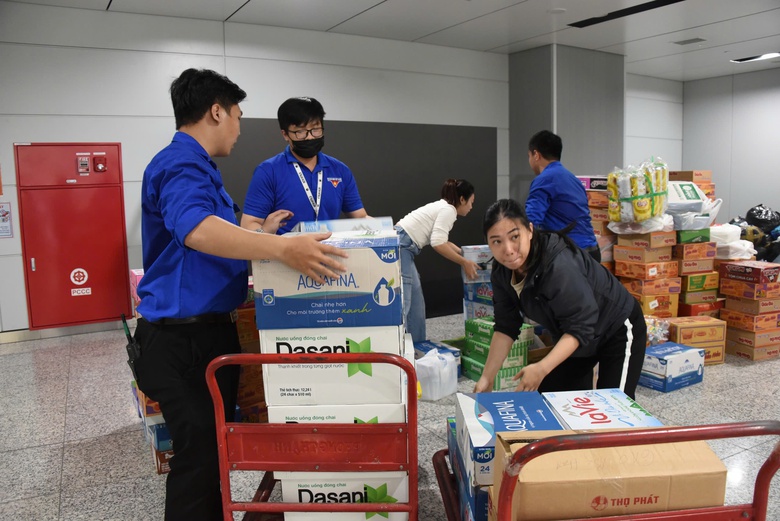 TP.HCM: Các nhà ga metro trở thành điểm tiếp nhận hàng hóa cứu trợ đồng bào miền Trung- Ảnh 2. TP.HCM: Các nhà ga metro trở thành điểm tiếp nhận hàng hóa cứu trợ đồng bào miền Trung- Ảnh 2.