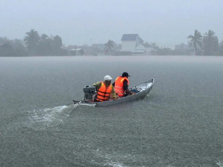 Mưa lũ lịch sử tại miền Trung: H&agrave;ng cứu trợ quốc tế đến với b&agrave; con tỉnh Gia Lai, Đắk Lắk- Ảnh 10.