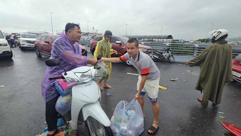 Kh&aacute;nh H&ograve;a: Thấm đẫm t&igrave;nh người n&iacute;u tay nhau vượt qua lũ dữ- Ảnh 3.