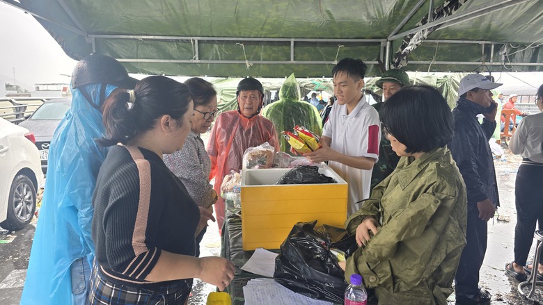 Kh&aacute;nh H&ograve;a: Thấm đẫm t&igrave;nh người n&iacute;u tay nhau vượt qua lũ dữ- Ảnh 4.