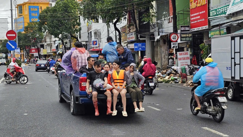 Kh&aacute;nh H&ograve;a: Thấm đẫm t&igrave;nh người n&iacute;u tay nhau vượt qua lũ dữ- Ảnh 5.