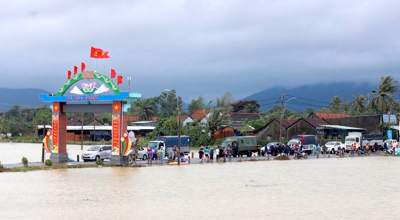 Đắk Lắk: X&oacute;t xa cảnh người d&acirc;n rốn lũ H&ograve;a Thịnh với tay nhận h&agrave;ng cứu trợ- Ảnh 1.