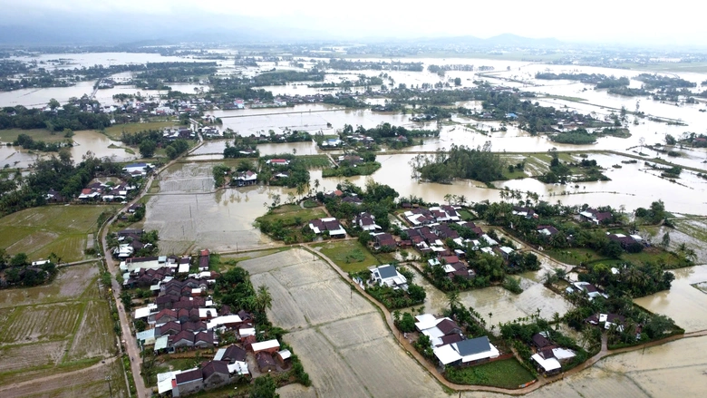 Đắk Lắk: X&oacute;t xa cảnh người d&acirc;n rốn lũ H&ograve;a Thịnh với tay nhận h&agrave;ng cứu trợ- Ảnh 17.