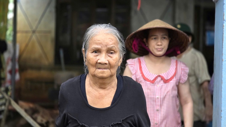 36 giờ sinh tử ở rốn lũ H&ograve;a Thịnh: Cả l&agrave;ng leo m&aacute;i nh&agrave; k&ecirc;u cứu trong đ&ecirc;m- Ảnh 4.