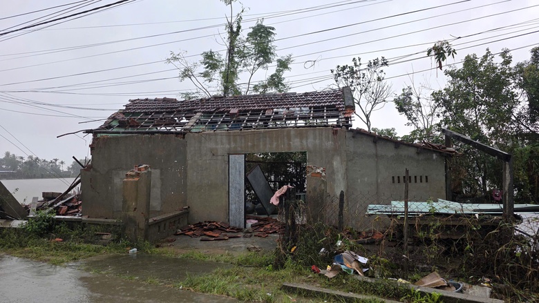 36 giờ sinh tử ở rốn lũ H&ograve;a Thịnh: Cả l&agrave;ng leo m&aacute;i nh&agrave; k&ecirc;u cứu trong đ&ecirc;m- Ảnh 1.