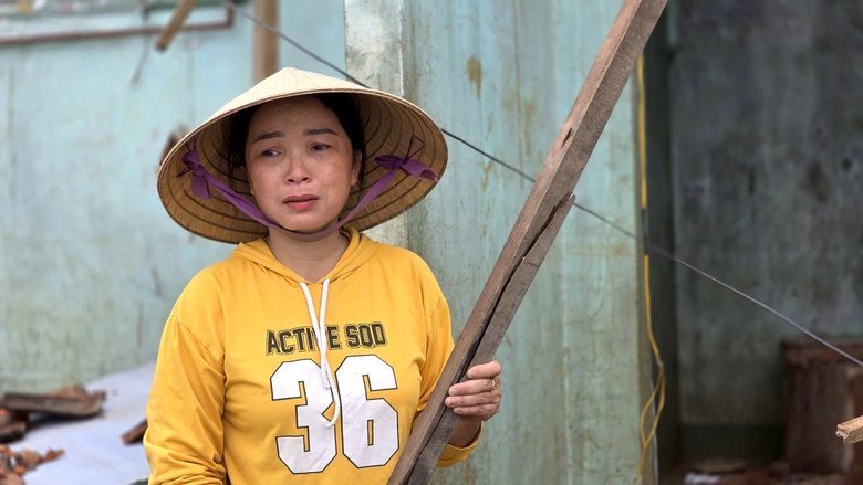 Xác xơ rốn lũ miền Trung: May mắn giữ mạng nhưng nhà đổ sập, người dân Hòa Xuân trắng tay- Ảnh 2. Xác xơ rốn lũ miền Trung: May mắn giữ mạng nhưng nhà đổ sập, người dân Hòa Xuân trắng tay- Ảnh 2.