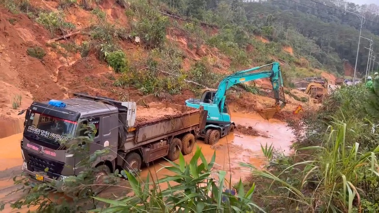 Quảng Ng&atilde;i: Sạt lở nghi&ecirc;m trọng tr&ecirc;n quốc lộ 24 qua Măng Đen, giao th&ocirc;ng t&ecirc; liệt- Ảnh 2.