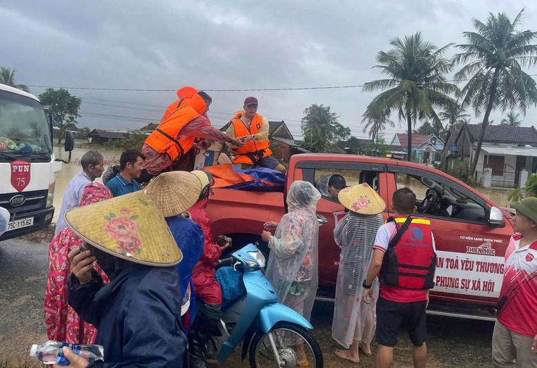 Dồn lực cứu trợ rốn lũ miền Trung: Trực thăng thả lương thực, th&ecirc;m nhiều đo&agrave;n tiếp tế- Ảnh 11.