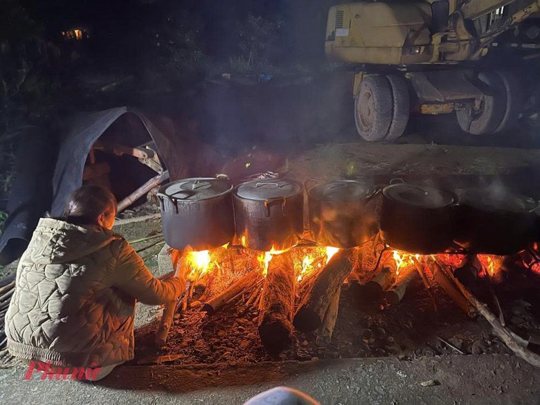 Dồn lực cứu trợ rốn lũ miền Trung: Trực thăng thả lương thực, th&ecirc;m nhiều đo&agrave;n tiếp tế- Ảnh 10.