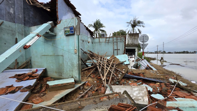 Xác xơ rốn lũ miền Trung: May mắn giữ mạng nhưng nhà đổ sập, người dân Hòa Xuân trắng tay- Ảnh 1. Xác xơ rốn lũ miền Trung: May mắn giữ mạng nhưng nhà đổ sập, người dân Hòa Xuân trắng tay- Ảnh 1.