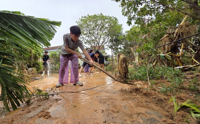 Xác xơ rốn lũ miền Trung: May mắn giữ mạng nhưng nhà đổ sập, người dân Hòa Xuân trắng tay- Ảnh 5. Xác xơ rốn lũ miền Trung: May mắn giữ mạng nhưng nhà đổ sập, người dân Hòa Xuân trắng tay- Ảnh 5.