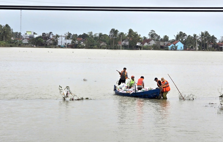 Xác xơ rốn lũ miền Trung: May mắn giữ mạng nhưng nhà đổ sập, người dân Hòa Xuân trắng tay- Ảnh 4. Xác xơ rốn lũ miền Trung: May mắn giữ mạng nhưng nhà đổ sập, người dân Hòa Xuân trắng tay- Ảnh 4.