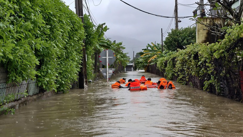 Người Diên Điền chia nhau nước ngọt, lội bùn nhão về nhà sau lũ- Ảnh 1. Người Diên Điền chia nhau nước ngọt, lội bùn nhão về nhà sau lũ- Ảnh 1.