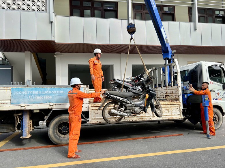 Công nhân môi trường, điện lực Quảng Ngãi hỗ trợ người dân Đắk Lắk sau lũ- Ảnh 7. Công nhân môi trường, điện lực Quảng Ngãi hỗ trợ người dân Đắk Lắk sau lũ- Ảnh 7.
