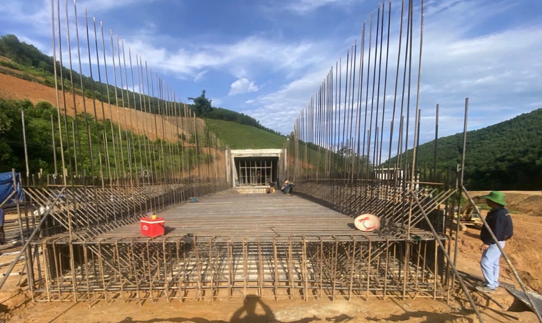 Cienco8 tăng tốc tr&ecirc;n c&ocirc;ng tr&igrave;nh giao th&ocirc;ng lớn của địa phương- Ảnh 1.