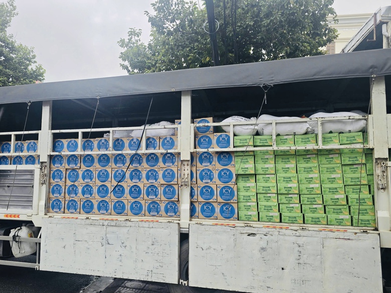 48 tấn sữa v&agrave; nước uống của Vinamilk đến rốn lũ miền Trung v&agrave; T&acirc;y Nguy&ecirc;n- Ảnh 1.