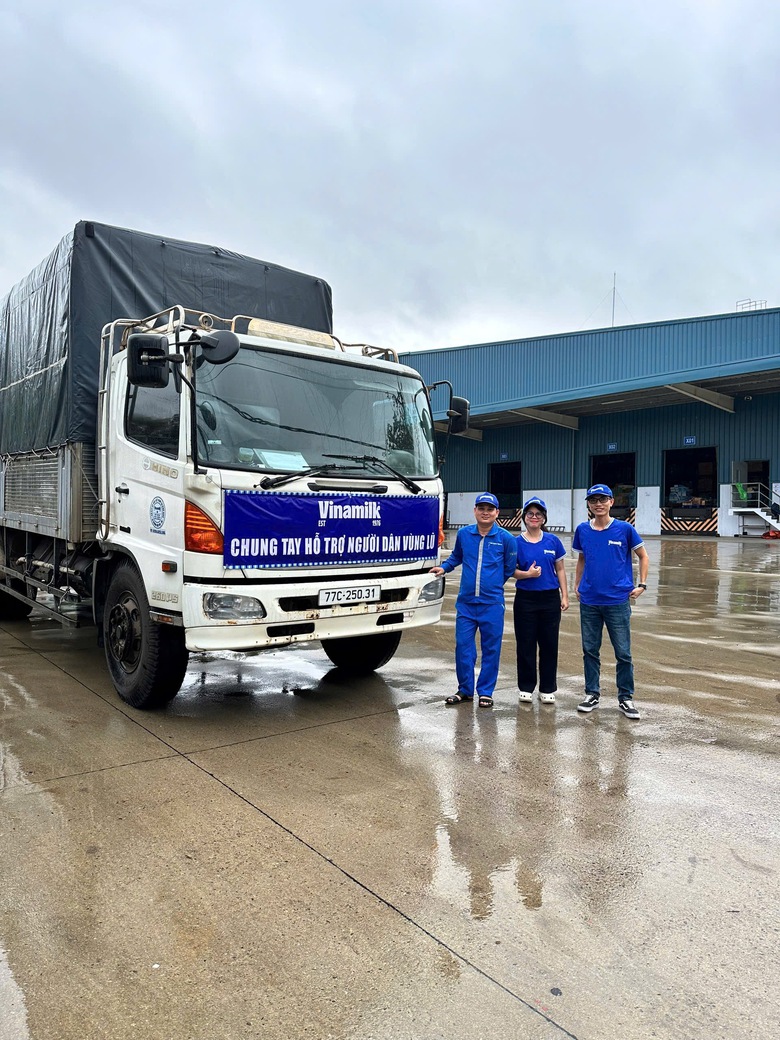 48 tấn sữa v&agrave; nước uống của Vinamilk đến rốn lũ miền Trung v&agrave; T&acirc;y Nguy&ecirc;n- Ảnh 2.