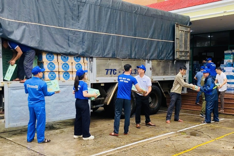 48 tấn sữa v&agrave; nước uống của Vinamilk đến rốn lũ miền Trung v&agrave; T&acirc;y Nguy&ecirc;n- Ảnh 10.