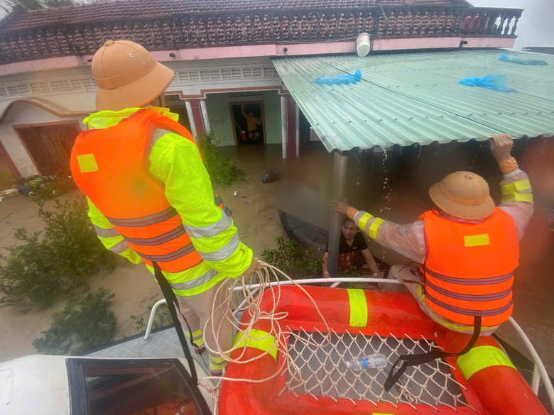 Dồn lực cứu trợ rốn lũ miền Trung: Trực thăng thả lương thực, th&ecirc;m nhiều đo&agrave;n tiếp tế- Ảnh 1.