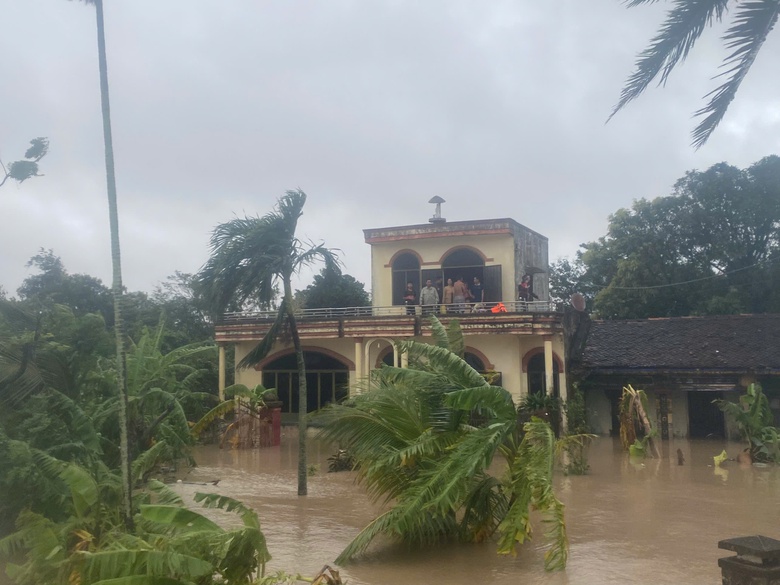 Dồn lực cứu trợ rốn lũ miền Trung: Trực thăng thả lương thực, th&ecirc;m nhiều đo&agrave;n tiếp tế- Ảnh 2.