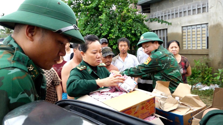 Dồn lực cứu trợ rốn lũ miền Trung: Trực thăng thả lương thực, th&ecirc;m nhiều đo&agrave;n tiếp tế- Ảnh 6.