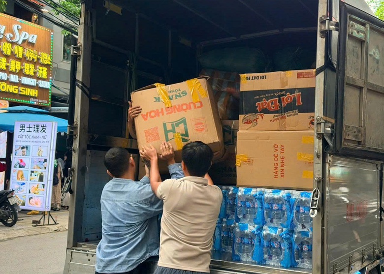 Dồn lực cứu trợ rốn lũ miền Trung: Trực thăng thả lương thực, th&ecirc;m nhiều đo&agrave;n tiếp tế- Ảnh 9.