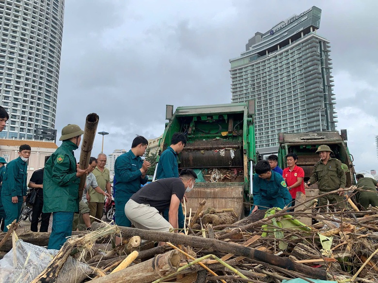 Dồn lực cứu trợ rốn lũ miền Trung: Trực thăng thả lương thực, th&ecirc;m nhiều đo&agrave;n tiếp tế- Ảnh 7.
