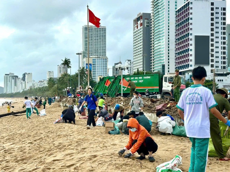 Dồn lực cứu trợ rốn lũ miền Trung: Trực thăng thả lương thực, th&ecirc;m nhiều đo&agrave;n tiếp tế- Ảnh 8.