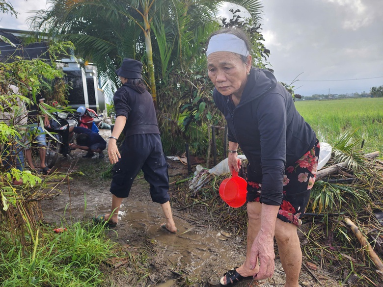 23 giờ trụ tr&ecirc;n n&oacute;c nh&agrave;, cả gia đ&igrave;nh ở Ph&uacute; Y&ecirc;n được 2 người ch&egrave;o ghe cứu- Ảnh 3.