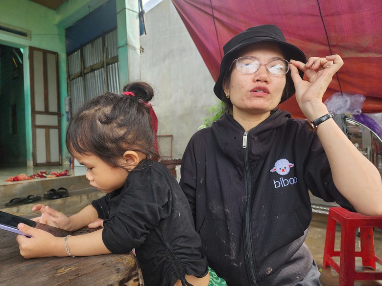 23 giờ trụ tr&ecirc;n n&oacute;c nh&agrave;, cả gia đ&igrave;nh ở Ph&uacute; Y&ecirc;n được 2 người ch&egrave;o ghe cứu- Ảnh 1.