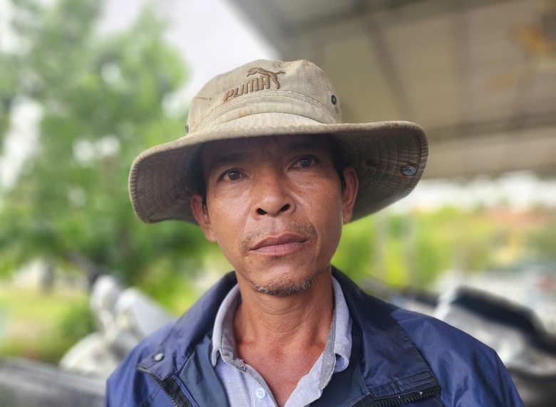 23 giờ trụ tr&ecirc;n n&oacute;c nh&agrave;, cả gia đ&igrave;nh ở Ph&uacute; Y&ecirc;n được 2 người ch&egrave;o ghe cứu- Ảnh 4.