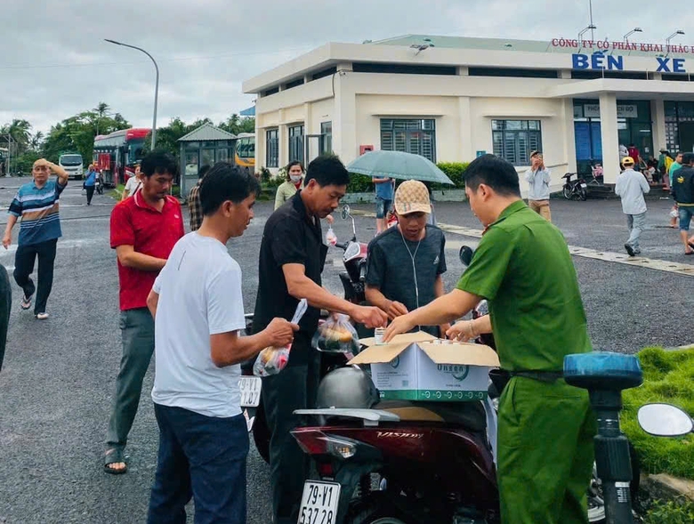 Kh&aacute;nh H&ograve;a: Quốc lộ 1 th&ocirc;ng xe trở lại, h&agrave;ng ngh&igrave;n phương tiện được giải tỏa- Ảnh 2.