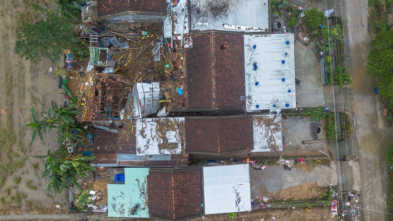 X&aacute;c xơ rốn lũ miền Trung: B&ograve; chết nổi, người d&acirc;n H&ograve;a Thịnh giữ mạng nhờ chiếc ghe nhỏ- Ảnh 1.