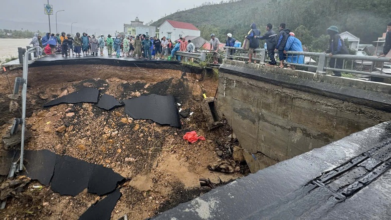 Rốn lũ H&ograve;a Thịnh tan hoang sau "đại hồng thủy": Cầu sập, đường g&atilde;y, giao th&ocirc;ng chia cắt- Ảnh 1.