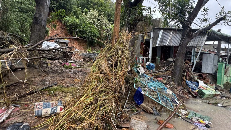 Rốn lũ H&ograve;a Thịnh tan hoang sau "đại hồng thủy": Cầu sập, đường g&atilde;y, giao th&ocirc;ng chia cắt- Ảnh 11.